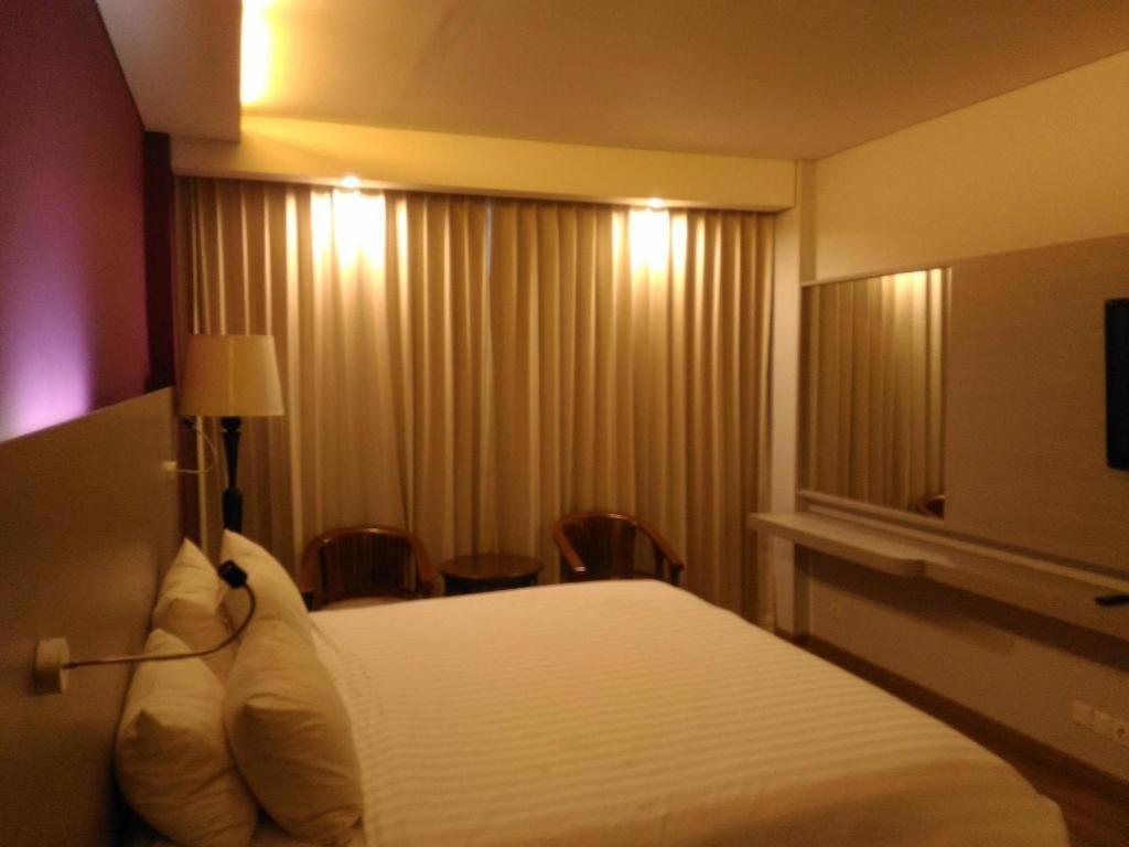Kharisma Hotel Мадіун Екстер'єр фото
