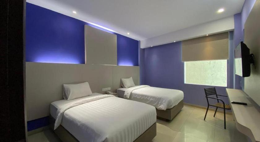 Kharisma Hotel Мадіун Екстер'єр фото