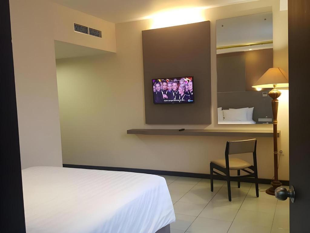 Kharisma Hotel Мадіун Екстер'єр фото