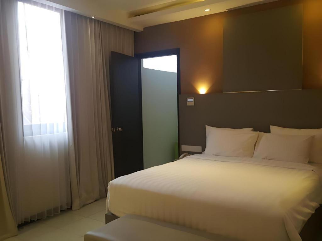 Kharisma Hotel Мадіун Екстер'єр фото