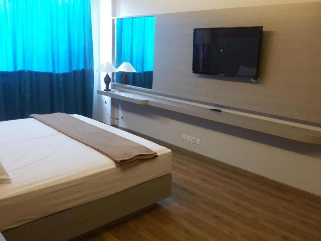 Kharisma Hotel Мадіун Екстер'єр фото